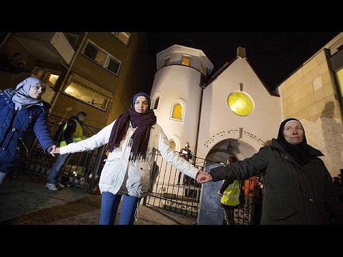 مسلمو النرويج يشكلون سلسلة بشرية حول كنيس يهودي